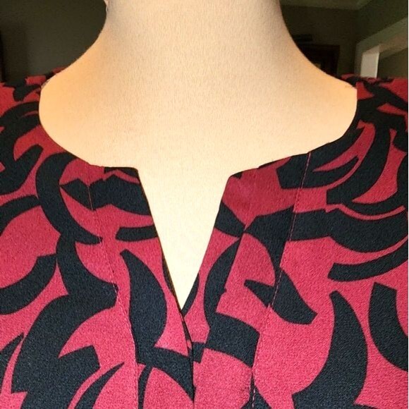 Dana Buchman Red & Black Polyester 3/4 Sleeve V-Neck Blouse Size M - Picture 4 of 9